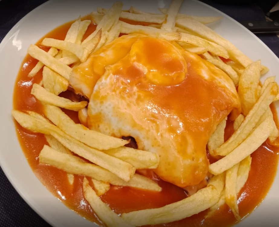 Els clients del Restaurant Portucale a Encamp Andorra han destacat la francesinha, un sandvitx típic portuguès, qualificant-lo com el millor que han provat en 18 anys a Andorra. El Restaurante Portucale Restaurante Bar en Encamp. Según las reseñas de Tripadvisor, este restaurante familiar portugués ofrece una experiencia culinaria auténtica con platos típicos como el caldo verde y el bacalao, que han recibido elogios por su sabor exquisito. Además, se menciona que la carne de Alentejo es única, lo que sugiere una especialidad en carnes de la región del Alentejo en Portugal. Podríamos definir el Portucale como el único restaurante 100 % portugués de Andorra. El ambiente del restaurante se describe como distendido y agradable, con un servicio profesional que contribuye a una buena relación calidad-precio. Los clientes del Restaurante Portucale en Encamp Andorra han destacado la francesinha, un sándwich típico portugués, calificándolo como el mejor que han probado en 18 años en Andorra. También se aprecia la presentación de los platos y el hecho de que sea un lugar amigable para los niños, con un rincón de juguetes para ellos. El número de teléfono para contactar o hacer reservas en el Portucale Restaurante Bar en Encamp, T.+376831892 (Delante del Hotel Griu está situado a 250 metros del Funicamp, 5 minutos a pie, es la primera entrada de las pistas de GrandValira, también está a 8 km del centro de Andorra la Vella y Escaldes, 15 minutos en vehículo). Si estás interesado en visitarnos, te recomendaría verificar los horarios de apertura en Google Maps y si es necesario reservar con antelación. Espero que esta información te sea útil y que disfrutes de una maravillosa experiencia culinaria en el Portucale Restaurante Bar. ¡Buen provecho!