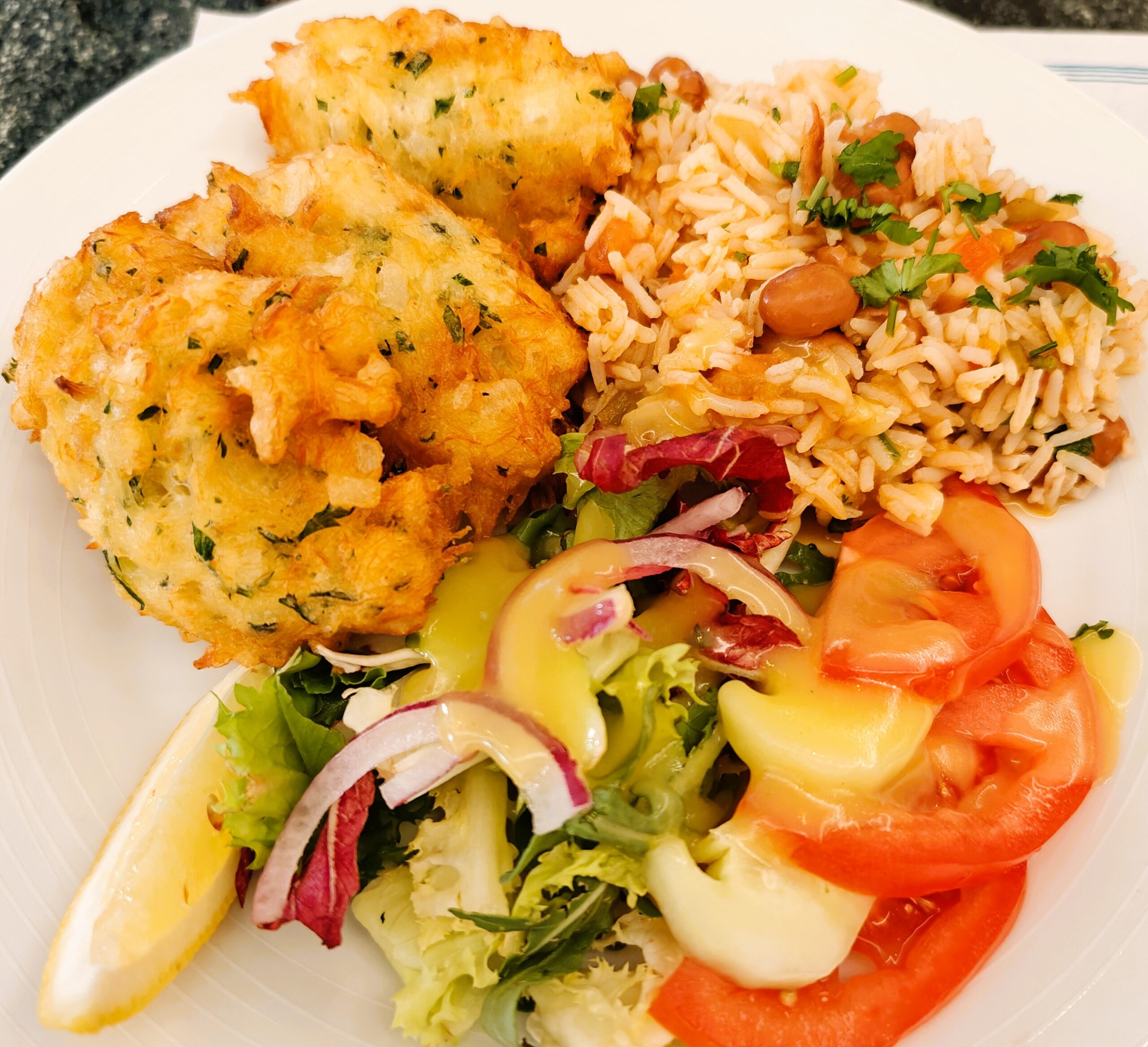 Este restaurante familiar portugués ofrece una experiencia culinaria auténtica con platos típicos como el caldo verde y el bacalao, que han recibido elogios por su sabor exquisito